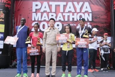Der stolze Sieger des Marathonlaufes: Chepkok Kibiwott aus Kenya und Marta Tinsae Birehan, Siegerin bei den Damen aus Äthiopien.