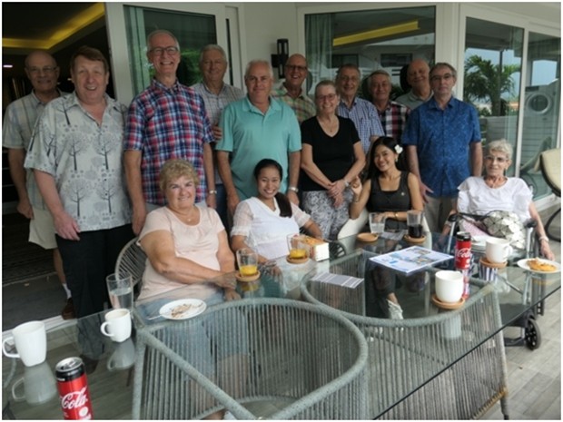 Brian Songhurst stehend 2. von links), der ehemalige Präsdent des Rotary Club Eastern Seaboard, ließ sich etwas Besonderes einfallen. Er lud alle Rotarier seines Clubs und Freunde zu einem Kaffeemorgen – es gab auch Tee und viele Kuchen – ein, um Geld für das Weihnachtstaschen-Projekt für Isan Kinder zu sammeln. Auf dem Bild sieht man einige der vielen Gäste, die gekommen waren um zu spenden und das süße Frühstück zu genießen.