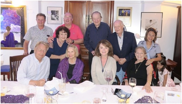 Von links sitzend: Hans Günter Müller, Monoka Fischer, Petronella Schulze, Ingeborg Schlag und die süße kleine Tochter von Fabian und Kiki. Von links stehend: Fabian Arp, Elfi Seitz, Ex-Botschafter Rolf Schulze, Gastgeber Volker Fischer, Jürgern Schlag und Kiki Arp.