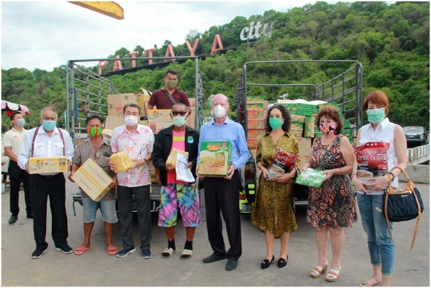 Maskenmänner und Maskenfrauen. Von rechts:Maythysa Ekasingh, Elfi Seitz, Anselma Niehaus, Gerrit Niehaus, Booncherd Bum Boonying, Vizebürgermeister Ronakit Ekasingh, einer seiner Mitarbeiter und Peter Malhotra.