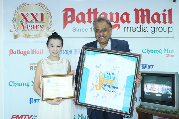 Praijit Jetaphai übergibt Pratheep Malhotra das Neujahrsgeschenk. Praijit Jetaphai übergibt Pratheep Malhotra das Neujahrsgeschenk.
