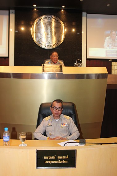 Stadtratsvorsitzender Farooq Wongborisuthi und Stadtmanager Wutthipol Charoenpol haben den Vorsitz bei der letzten Generalversammlung in diesem Jahr. 