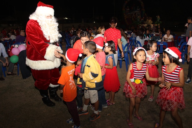 Santa Claus wird immer von Kindern belagert.