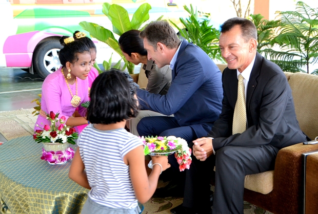 Die Ehrengäste erhalten von Kindern des CPDC Blumengebinde zur Begrüßung. 