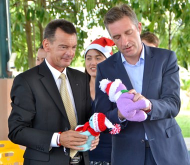 Auch die „großen Buben“, Seine Exzellenz der Botschafter (rechts) und der Honor-Generalkonsul erhalten Puppen vom CPDC als Geschenk und begutachten sie gleich eingehend.