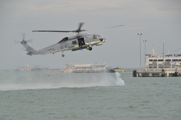 Ein Helikopter der Marine führt eine Rettung aus der See vor. 