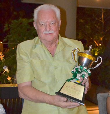 Der scheidende Präsident des Pattaya Gourmet Club Kurt Krieger mit seinem Pokal. Der scheidende Präsident des Pattaya Gourmet Club Kurt Krieger mit seinem Pokal.
