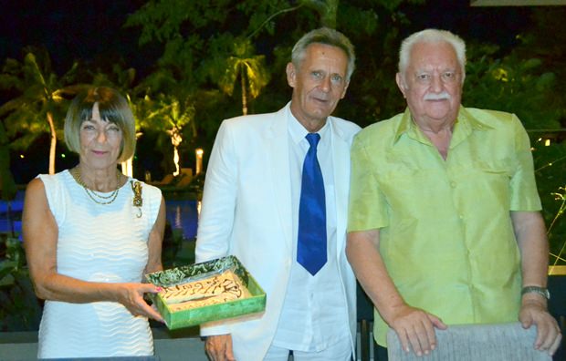 (Von links) Xenia und Manuel Hutter erhalten von Kirt Krieger eine selbst gebackene Torte zur Ernennung.
