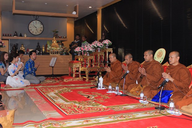 Die Gebete zum Geburtstag dürfen nicht fehlen. Bürgermeister Ittipol Kunplome zündet vor dem Buddhaaltar Räucherstäbchen an. 