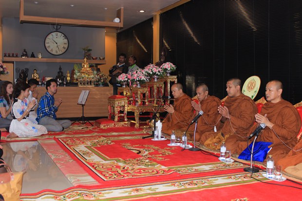 Die Gebete zum Geburtstag dürfen nicht fehlen. Bürgermeister Ittipol Kunplome zündet vor dem Buddhaaltar Räucherstäbchen an. Die Gebete zum Geburtstag dürfen nicht fehlen. Bürgermeister Ittipol Kunplome zündet vor dem Buddhaaltar Räucherstäbchen an.
