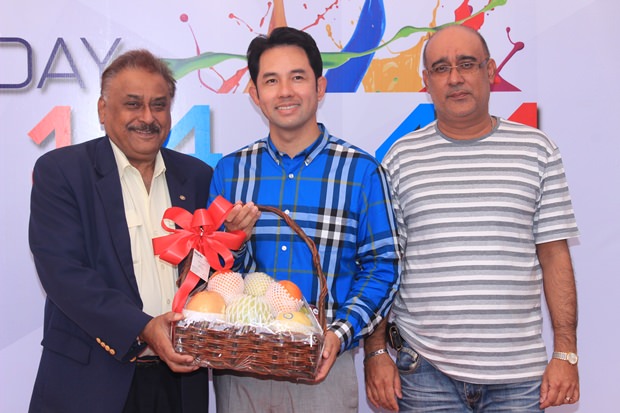 Pratheep Malhotra, der geschäftsführende Direktor von Pattaya Mail Publishing Co. Ltd. und Generalmanager Korn Kitamorn gratulieren Bürgermeister Ittipol Kunplome ebenfalls. Pratheep Malhotra, der geschäftsführende Direktor von Pattaya Mail Publishing Co. Ltd. und Generalmanager Korn Kitamorn gratulieren Bürgermeister Ittipol Kunplome ebenfalls.
