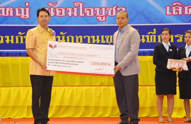 Der Vizevorsitzende der Thai-China-Kultur- und Ökonomie Vereinigung, Bandit Siritanyong, überreicht Bürgermeister Ittipol Kunplome elf Stipendien im Gesamtwertwert von 220.000 Baht an Pattayas Bürgermeister. 
