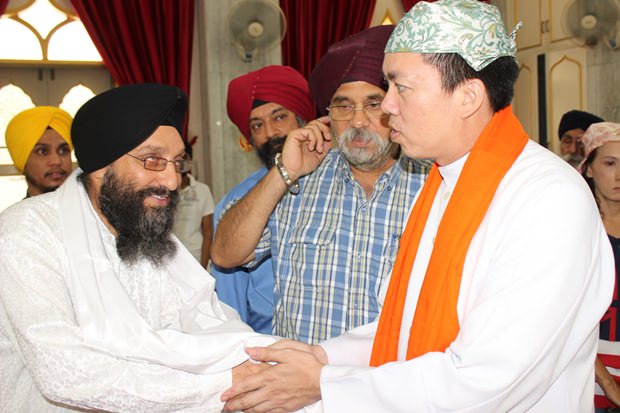 Gianiji Deep Singh , das Oberhaupt des Sikh Tempels begrüßt Pastor Krisada.