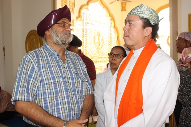 Paramjit „Harry“ Singh Ghogar klärt die Besucher über den Glauben der Sikhs auf. 