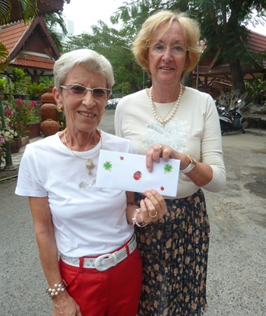 Marianne Büsch-Biehl (links) überreicht Präsidentin Monika Podleska das verspätete Weihnachtsgeschenk. 