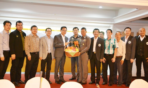 PBTA Präsident Sinchai Wattanasartsathorn und sein Team gratulieren Polizeigeneralmajor Nitipong Niamnoi zu seiner Ernennung zum Kommandanten der Chonburi Provinz-Polizei.
