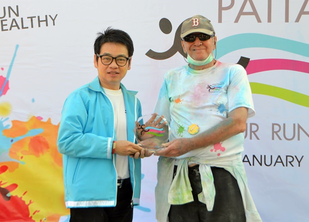 Der Vorsitzende des Stadtrates der Abteilung Tourismus & Sport, Rattanachai Sutidechanai (links) überreicht eine Trophäe an den ältesten Teilnehmer, Donald Maclaughlin, 76. 