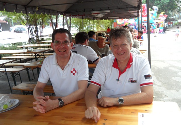 Ebenfalls mit dabei: der Schulleiter der RIS Swiss Section-Deutschsprachige Schule Bangkok, Dominique Tellenbach (links) und Knut Sierotzlci, Präsident von ThaiGer und Veranstalter des Turniers. Ebenfalls mit dabei: der Schulleiter der RIS Swiss Section-Deutschsprachige Schule Bangkok, Dominique Tellenbach (links) und Knut Sierotzlci, Präsident von ThaiGer und Veranstalter des Turniers.