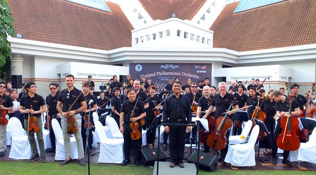Dirigent Oberstleutnant Prateep Suphanrojn (Mitte) mit dem Thailand Philharmonischen Orchester.