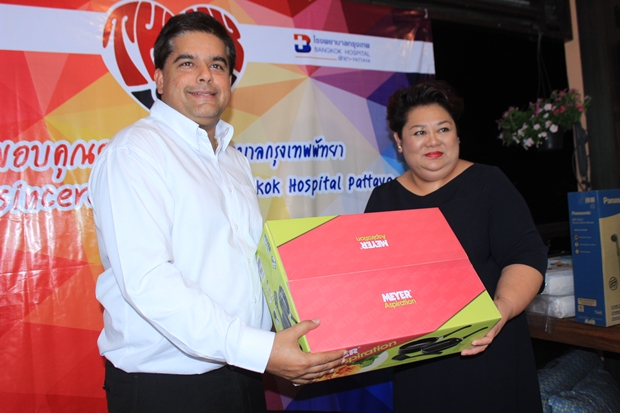Tony Malhotra erhält ein Geschenk von der Bangkok Hospital Pattaya Gruppe.