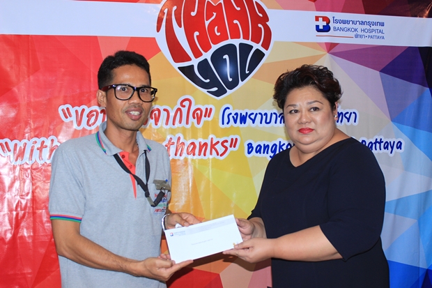 Thepporn Donvithai erhält den Preis vom Direktor des Bangkok Pattaya Hospitals. 