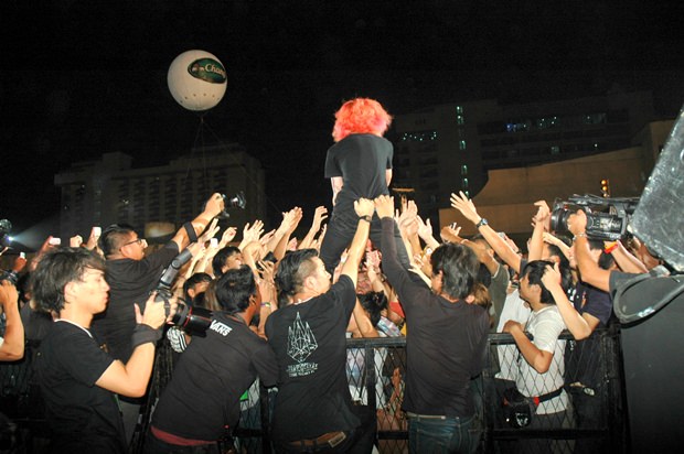 Tao, der Leadsänger von Sweet Mullet begrüßt vor der Bühne seine Fans. 