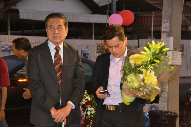 Chaitawat Deesawatmongkol, der Berater des Innenministers (links), nimmt am Empfang teil. 