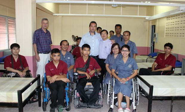 Vater Dr. Michael Phicharn Chaiseri, Rer Egebjerg, Per Enevoldsen, Christian Enevoldsen und .Kampri Tawacharee probieren die neue Geräte aus. Vater Dr. Michael Phicharn Chaiseri, Rer Egebjerg, Per Enevoldsen, Christian Enevoldsen und .Kampri Tawacharee probieren die neue Geräte aus.