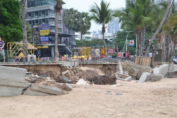 Am Stadtstrand wurden die Sandbarrieren total zerstört. Am Stadtstrand wurden die Sandbarrieren total zerstört.