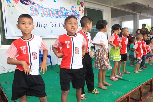Kinder vom Baan Jing Jai bei ihrem Auftritt.
