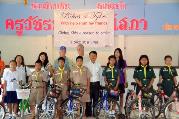 Rick und die PSC Gruppe bei der Übergabe der Fahrräder an die Schüler der Ket Noi Schule.