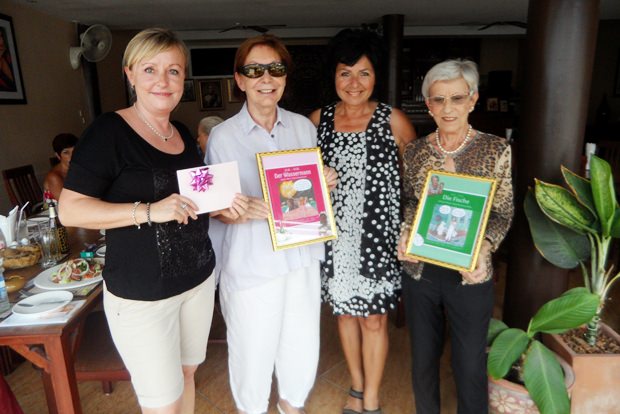 Die Geburtstagskinder werden beschenkt. (Von links) Eva und Susi mit „Dichterin“ Andrea und Marianne. 