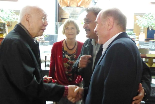 Bhichai Rattakul (links) begrüßt Dr, Margret Deter (Mitte), daeben Peter Malhotra und Dr. Otmar Deter. Bhichai Rattakul (links) begrüßt Dr, Margret Deter (Mitte), daeben Peter Malhotra und Dr. Otmar Deter.