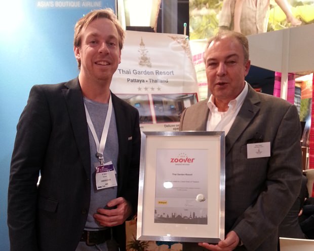 (Von links) Marthijn Tabac überreicht den wertvollen Preis an Generalmanager Rene Pisters. 