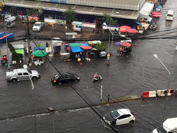 Pattaya ertrinkt fast in den Regenfluten.