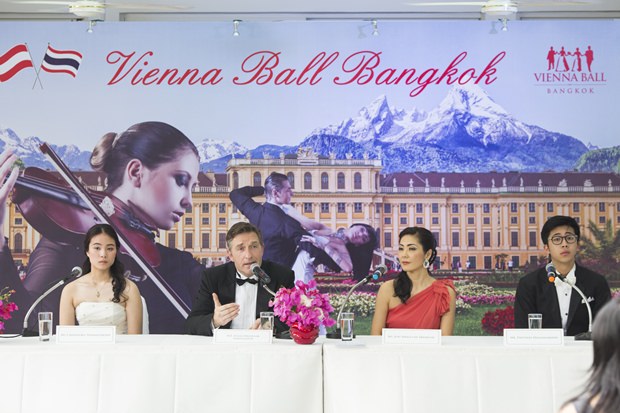 Österreichs Botschafter Mag. Enno Drofenik und seine Gattin Juri Segiguchi-Drofenik (beide Mitte) bei der Pressekonferenz eingerahmt vom Debütantenpaar. 
