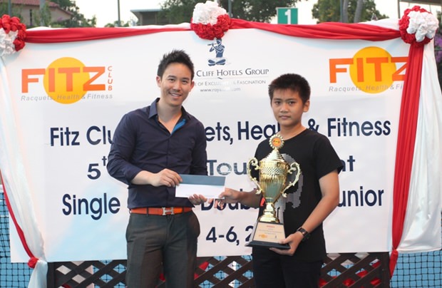 (Von links) Vitanart Vathanakul überreicht dem Single Open Sieger Nikolay Emelaynov, sowie Harn Nerntong, dem Gewinner der Junior Open ihre Trophäen und Preise. (Von links) Vitanart Vathanakul überreicht dem Single Open Sieger Nikolay Emelaynov, sowie Harn Nerntong, dem Gewinner der Junior Open ihre Trophäen und Preise.
