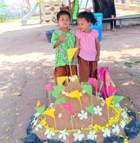 Die Kinder des Fountain of Life Center Centers nehmen an den Songkran Aktivitäten teil.
