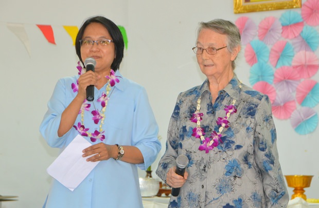 Schwester Jiemjit Thumpichai und Schwester Joan Gormley begrüßen die Gäste.
