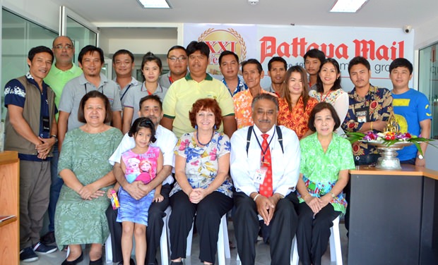 Gruppenfoto im Büro von Pattaya Mail Media Gruppe.