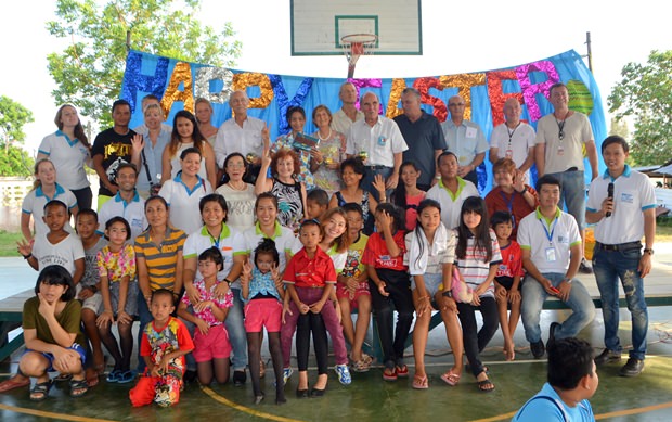 Gruppenbild mit den Sponsoren, Helfern des Human Help Networks und einigen Kindern. 