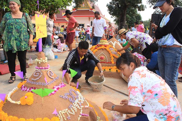 Hier kommen Bewohner von Nongprue zusammen, um das Pagoden-Festival zu begehen.