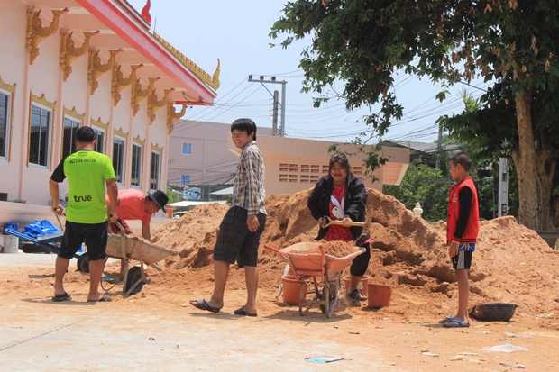 Die Menschen helfen alle mit, Sand in den Innenhof des Tempels su bringen. Die Menschen helfen alle mit, Sand in den Innenhof des Tempels su bringen.