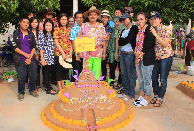 Enake Pathanangam, der Vizebürgermeister von Nongprue und einige seiner Beamten nehmen an dem Festival teil. 