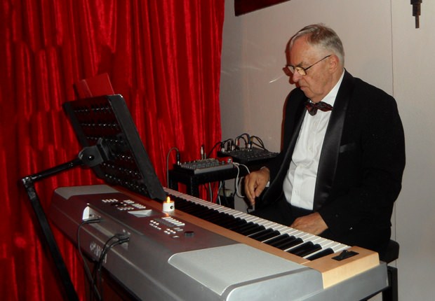 Ben Hansen, Meister auf dem Piano und Keyboard. 