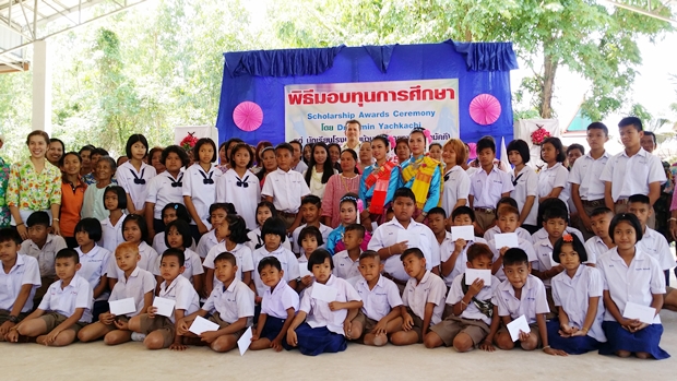 Dr. Ramin (hinten Mitte) mit „seinen“ Kindern, deren Eltern und Lehrern beim Gruppenbild.