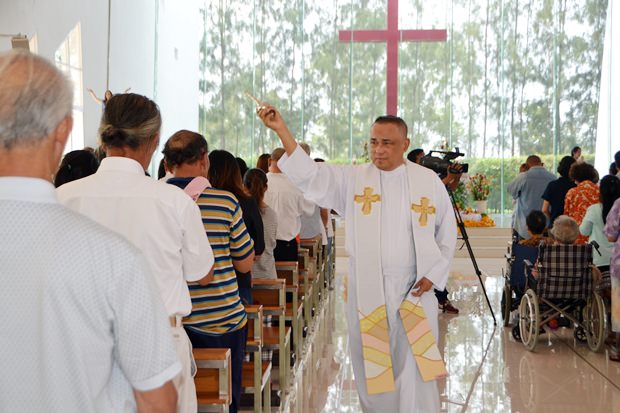 Vater Corsie Legaspi segnet die Gläubigen. 