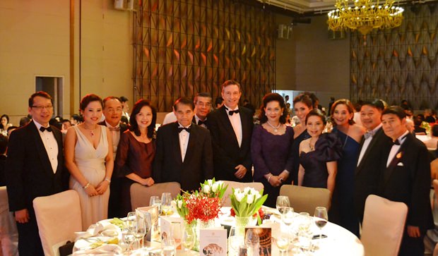 Alle Thailänder wollen mit Österreichs Botschafter-Ehepaar Mag. Enno Drofenik (Mitte) und seiner schönen Gattin Juri (5. von rechts) abgelichtet werden. 