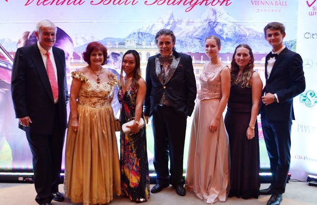 Die „Pattaya Delegation“ (von links) Hubert Meier, Elfi Seitz, Bo und Axel Brauer, Katharina, Bernadette und Malte – drei Volontäre vom Human Help Network. 