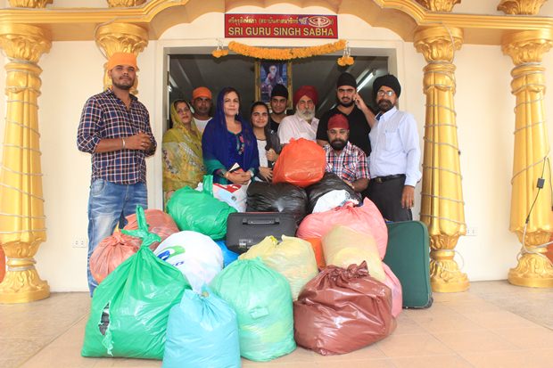 Die Thai-Indian Sikh Gemeinschaft unter Leitung von Amrik Singh Kalsa versammelt sich im Sikh Tempel Pattaya um Spenden zu sammeln. 